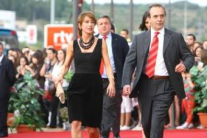 El portavoz socialista en el Congreso de los Diputados, José Antonio Alonso, con su esposa al entrar