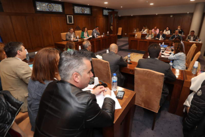 La corporación municipal, durante la sesión plenaria celebrada, ayer, en el Ayuntamiento. L. DE LA MATA