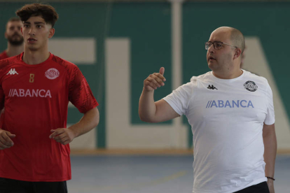 El entrenador Dani Gordo dando instrucciones a sus jugadores. FERNANDO OTERO