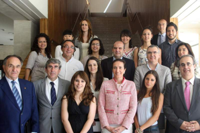 La presidenta de las Cortes, Josefa García Cirac, posa junto a las tres galardonadas con las becas del Máster.