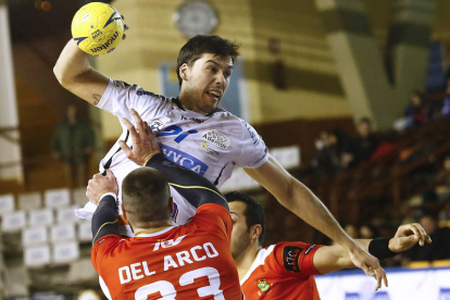El lateral vasco Mikel Aguirrezabalaga, uno de los mejores ayer del Ademar, vuela por encima de la defensa vallesana para marcar uno de sus siete tantos