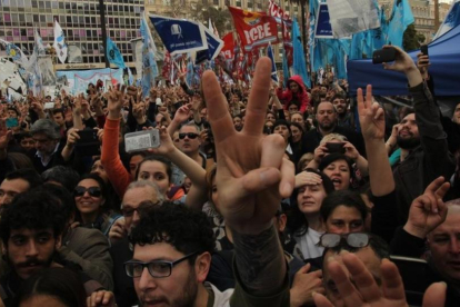 Integrantes de las Madres de Plaza de Mayo y simpatizantes durante la ronda 2000, el jueves en Buenos Aires.