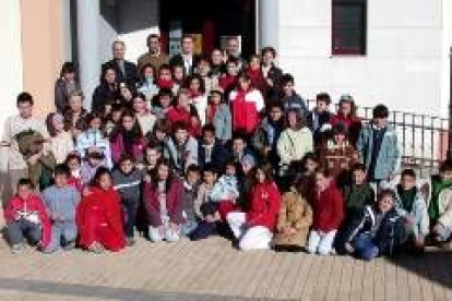 Los alumnos del colegio publico Órbigo posan ante del ayuntamiento de Carrizo de la Ribera