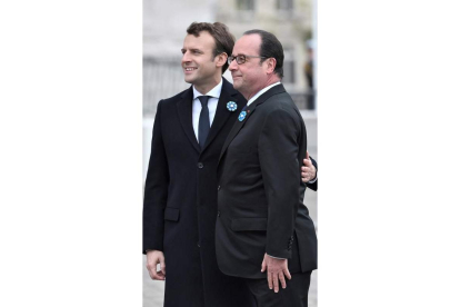 Macron y Hollande, ayer en París. STEPHANE DE SAKUTIN / POOL