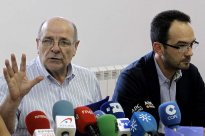 Pedro Álvarez, portavoz de Vomade, y Antonio Hernando, durante una rueda de prensa.