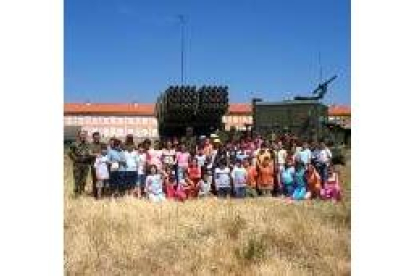 Los escolares visitaron el campamento militar