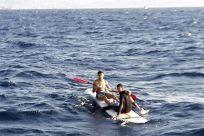 Dos inmigrantes interceptados en Tarifa cuando viajaban con una tabla de windsurf sin vela.