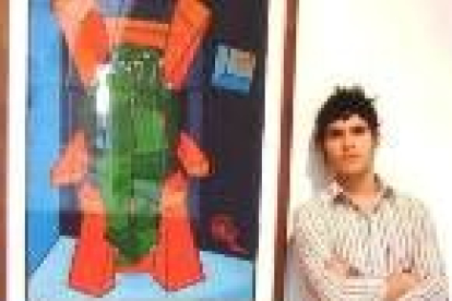 Carlos Álvarez, junto a una de sus inconfundibles obras