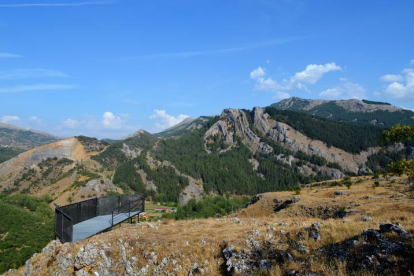 Mirador de Vagamiediana con la Peña de Los rejos al fondo. CASTRO