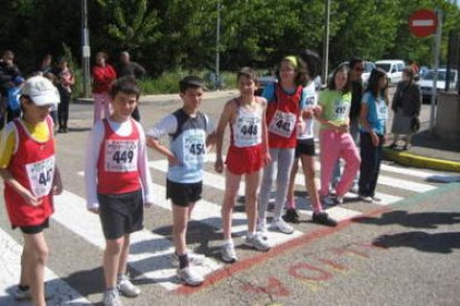 Los niños participaron el pasado domingo en una carrera popular por las calles de Veguellina.