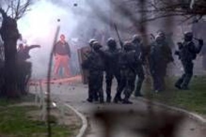 Manifestantes serbios lanzan piedras a militares franceses de la Otan en la ciudad de Mitrovica