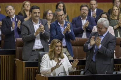 Susana Díaz, aplaudida por los diputados del PSOE en el Parlamento andaluz.