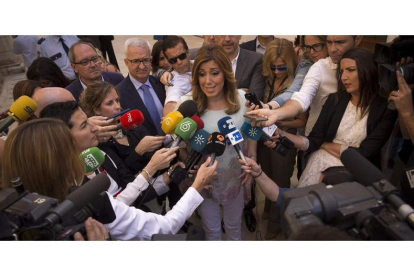 La presidenta en funciones de la Junta de Andalucía, Susana Díaz, atiende a los periodistas tras el rechazo a su investidura en la segunda votación.
