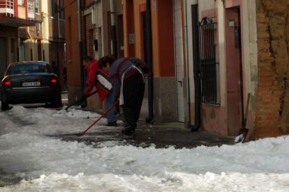 La Policía Local, Protección Civil y operarios municipales ayudarán a los vecinos a limpiar la nieve.