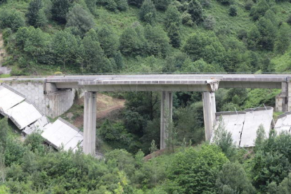 Vista del doble derumbe en el viaducto del Castro, en la A-6, todavía en tierras del Bierzo. ANA F. BARREDO