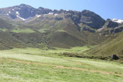 Acceso al valle del Naranco, en donde se instalarán dos remontes y seis pistas.