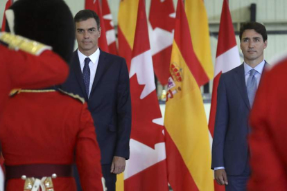 El presidente del Gobierno, Pedro Sánchez, recibido con honores militares por el primer ministro canadiense, Justin Trudeau. BALLESTEROS