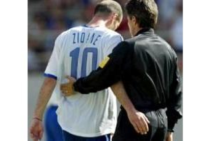 Zidane abandona el campo con el único consuelo que le aporta el árbitro: una palmada en la espalda
