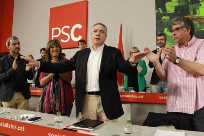 El líder del PSC, Pere Navarro, agradece los aplausos de los compañeros de su partido.