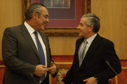 Agustín Rajoy y Emilio Gutiérrez, en el transcurso de una sesión de Pleno anterior.
