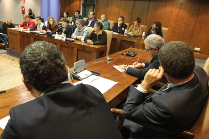 Cortés, Riesco y Fierro (de espaldas) miran en un pleno a la bancada del PSOE e IAP.