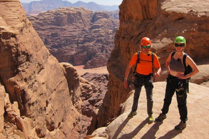 Blanca Suárez y Jesus Calleja en lo alto de Jebel Khasali, la montaña que domina el desierto de Uadi Rum, en Jordania.