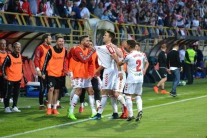Los jugadores de la Cultural celebran su gol ante el Oviedo.