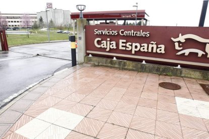 Sede central de la antigua Caja España, en el alto del Portillo.