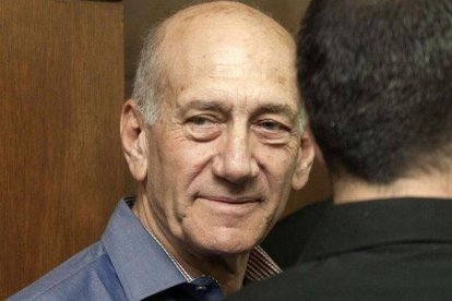 Olmert espera el inicio de una sesión del juicio, el pasado 31 de marzo.