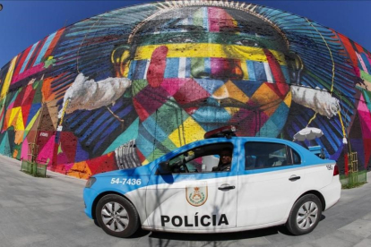 Un coche de la policía brasileña en Río de Janeiro.
