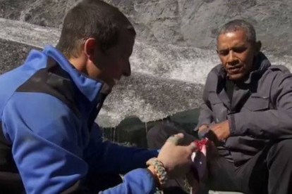 Obama y Grylls comen salmón en Alaska.
