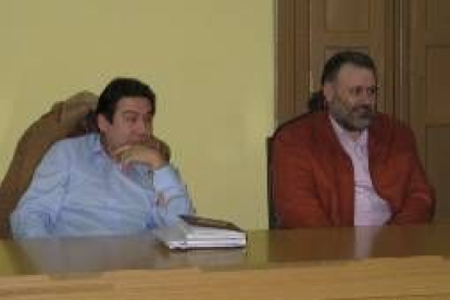 Luis Mariano Santos, concejal de la UPL, y Pedro Alvarado, concejal del CIC