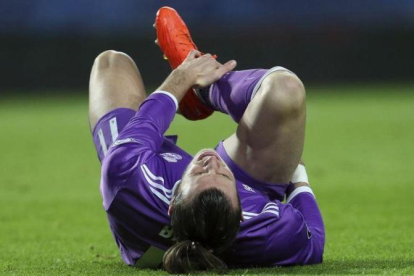 Bale se duele sobre el césped del José Alvalade tras lesionarse en el tobillo derecho.
