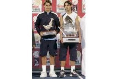 Roger Federer y Rafa Nadal posan con los trofeos tras la final