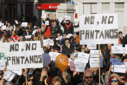 Manifestación en Carrizo de la Ribera, en diciembre de 2015, contra los embalses. MARCIANO PÉREZ