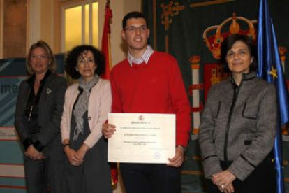Mercedes Cabrera y Pedro Fernández Cavero, en el centro, posan en el Ministerio de Educación