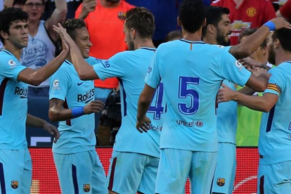 Los jugadores del Barça se felicitan tras el gol de Neymar con el que batieron al United en Washington.  Los jugadores del Barça se felicitan tras el gol de Neymar con el que batieron al United en Washington.