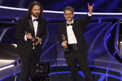 Leo Sánchez y el leonés Alberto Mielgo celebrando su Oscar por ‘El limpiaparabrisas’. ETIENNE LAURENT