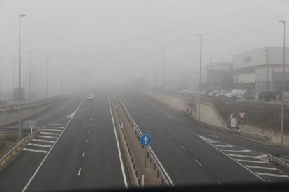 El polígono industrial de Trobajo del Camino esta mañana cubierto de niebla