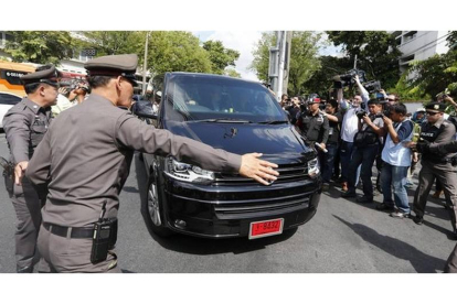 Un grupo de soldados abren paso al vehículo en el que viaja el jefe del Ejército, a su llegada a la base de Bangkok, este viernes.