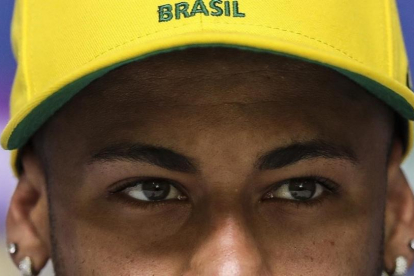 Neymar fija la mirada en los periodistas durante la rueda de prensa de este martes, en Teresópolis.