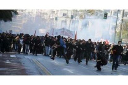 Manifestantes se enfrentan con los policías antidisturbios durante las protestas en el centro de Ate