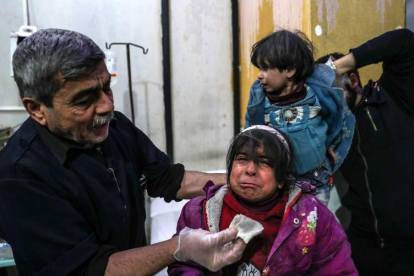 Los niños, como siempre en la guerra, son los más castigados por los bombardeos. MOHAMED BADRA