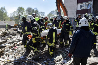 Los equipos de rescate sacan un cadáver de uno de los edificios bombardeados. OLEG PETRASYUK