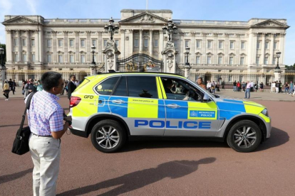 Un vehículo policial patrulla frente al Palacio de Buckingham, este sábado