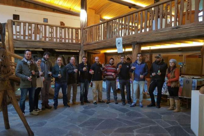 Los artesanos de la cerveza, con los cargos de Coalición por el Bierzo, en la Casa de las Gentes.