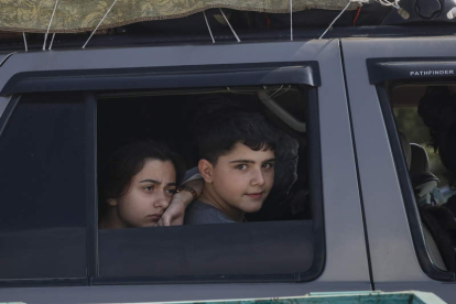 Dos niños armenios huyen de Nagorno Karabaj. ANATOLY MALTSEV