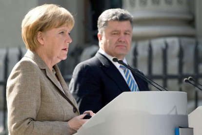 Angela Merkel junto a Petro Poroshenko ayer.
