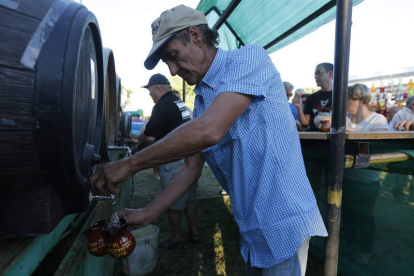 El vino se reparte en jarras conmemorativas. JESÚS F. SALVADORES