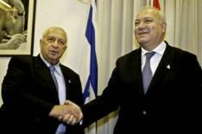 Ariel Sharon y el jefe de la diplomacia española, Miguel Ángel Moratinos, ayer en Tel Aviv